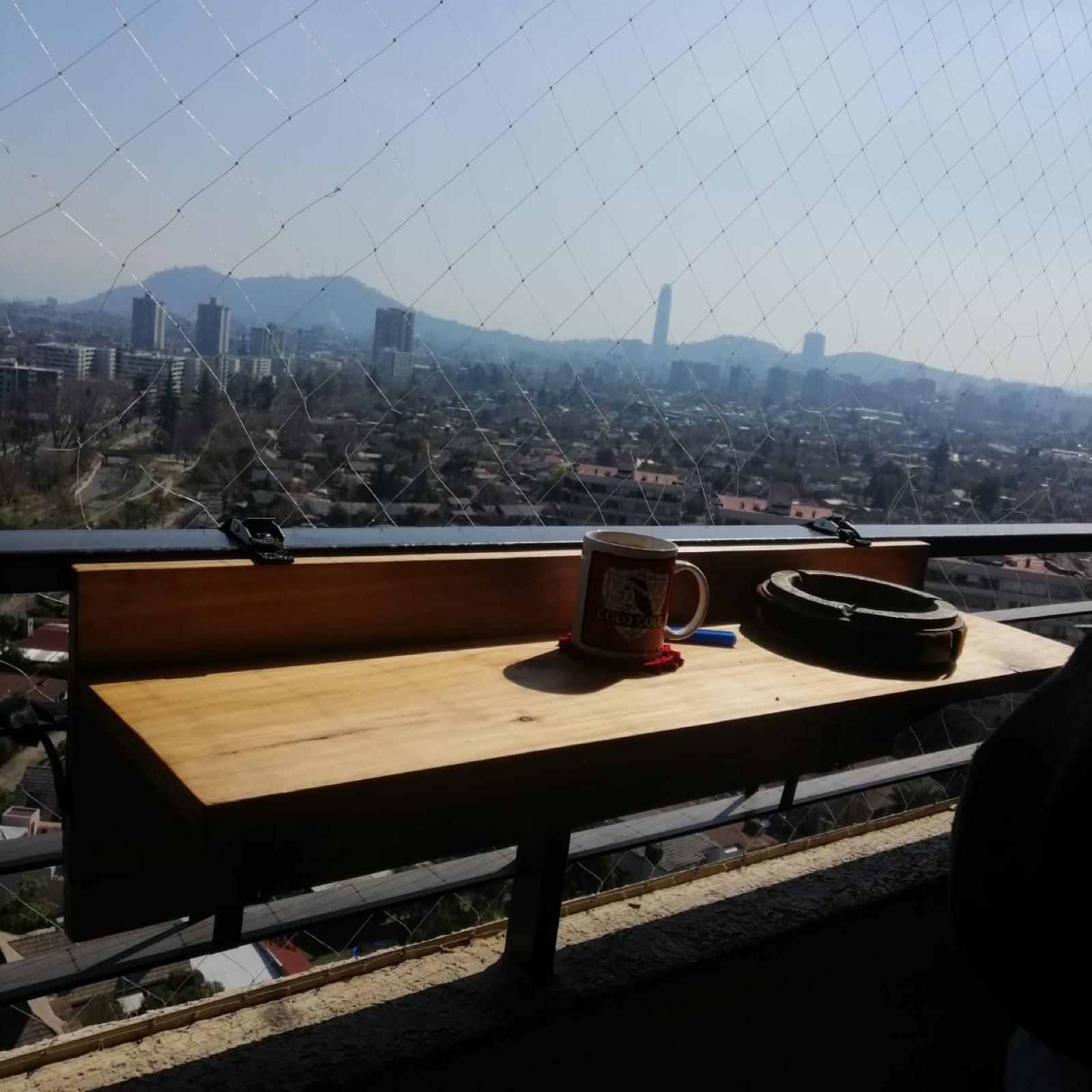 Tabla TD con café y la ciudad